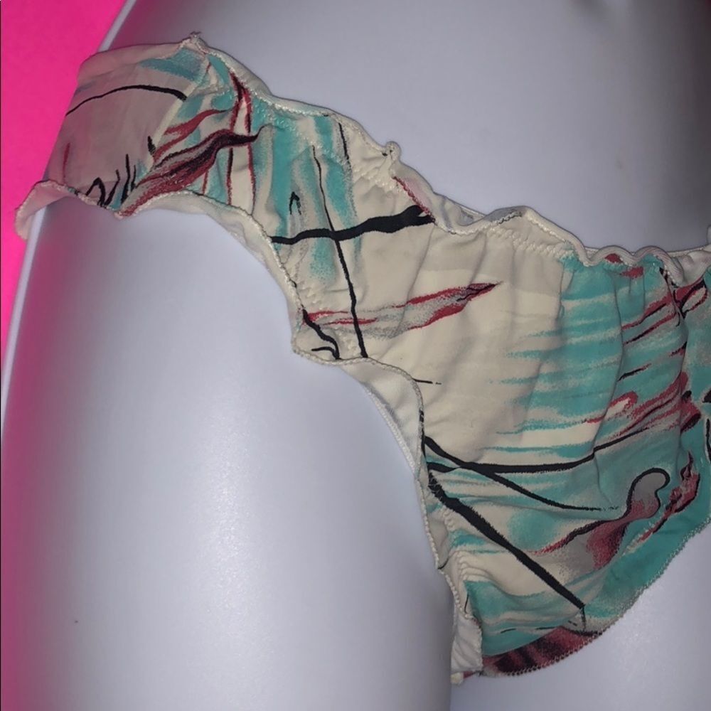 Bikini‎ Bottom - Picture 2 of 6